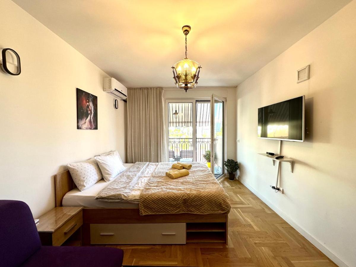 Yellowhouse Pristina Exterior photo